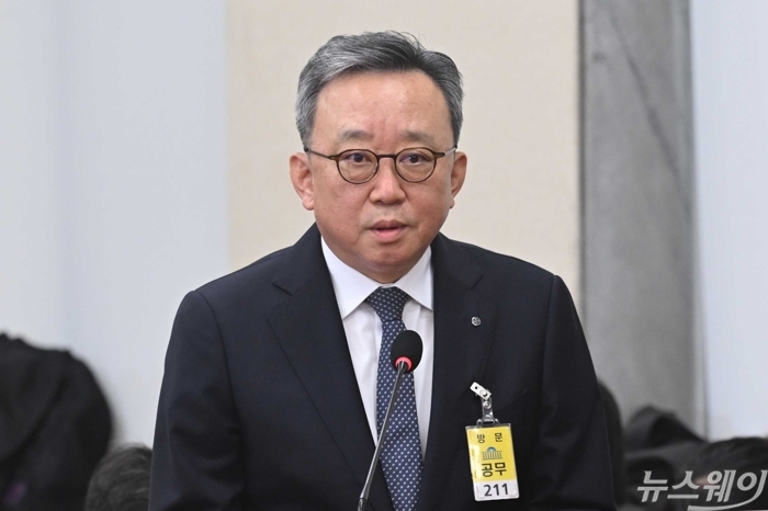 정상혁 신한은행장이 19일 오후 서울 여의도 국회 정무위원회에서 열린 금융감독원·예금보험공사·서민금융진흥원 등에 대한 국정감사에 증인으로 출석해 의원의 질의에 답변하고 있다. 사진=강민석 기자
