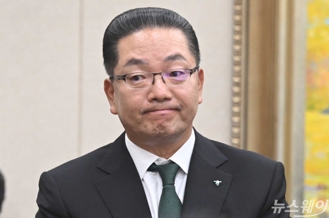국정감사 증인으로 출석해 변호인과 대화하는 이호성 하나은행장