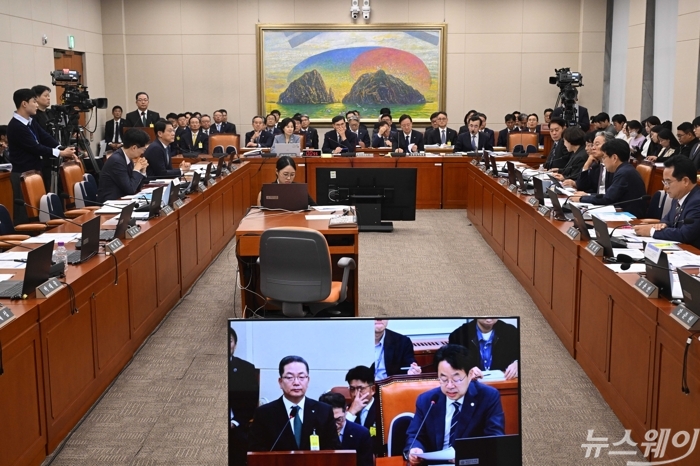 질의 받는 이호성 하나은행장. 사진=강민석 기자
