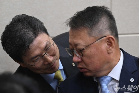 국감 출석해 대화하는 정진완 우리은행장·강태영 NH농협은행장