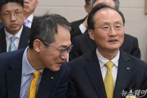 정무위 국감 출석해 변호인과 대화하는 이환주 KB국민은행장