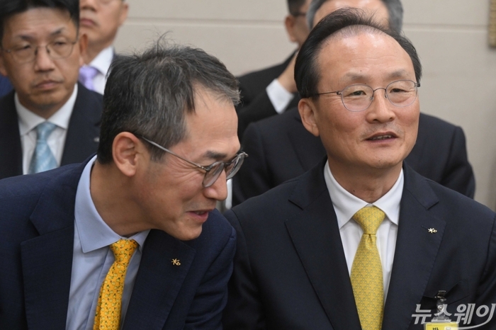 정무위 국감 출석해 변호인과 대화하는 이환주 KB국민은행장