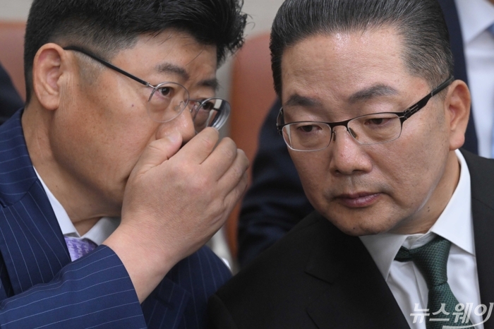이호성 하나은행장이 19일 오후 서울 여의도 국회 정무위원회에서 열린 금융감독원·예금보험공사·서민금융진흥원 등에 대한 국정감사에 증인으로 출석해 변호인과 대화하고 있다. 사진=강민석 기자