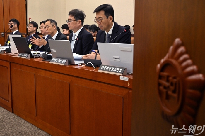 황기연 한국수출입은행장이 20일 오전 서울 여의도 국회 재정경제기획위원회에서 열린 한국수출입은행·한국조폐공사·한국투자공사 등에 대한 국정감사에서 의원의 질의에 답변하고 있다. 사진=강민석 기자