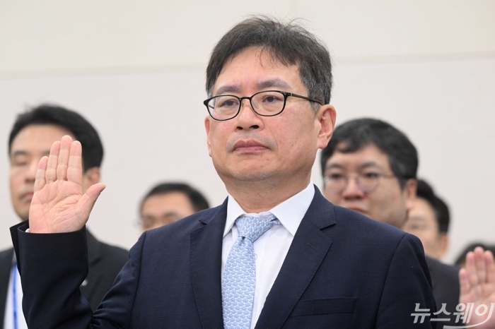 박일영 한국투자공사 사장이 20일 오전 서울 여의도 국회 재정경제기획위원회에서 열린 한국수출입은행·한국조폐공사·한국투자공사 등에 대한 국정감사에서 증인선서를 하고 있다. 사진=강민석 기자