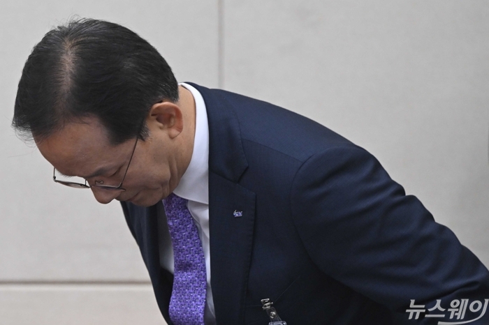 김종출 한국항공우주산업 대표이사가 20일 오후 서울 여의도 국회 재정경제기획위원회에서 열린 한국수출입은행·한국조폐공사·한국투자공사 등에 대한 국정감사에서 증인으로 출석해 의원의 질의 답변을 마친 뒤 허리 숙여 인사하고 있다. 사진=강민석 기자