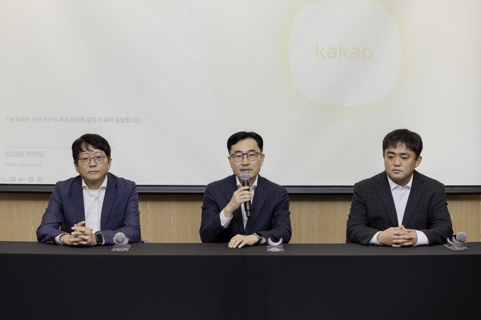 20일 오후 서울 여의도 FKI타워 '카카오 소액주주 간담회' 현장에서 관계자들이 주주 질의에 답변하고 있다. 신종환 카카오 최고재무책임자(왼쪽부터), 김도영 카카오X 대표 내정자, 전현수 카카오 비즈니스 성과리더. 사진=카카오 제공
