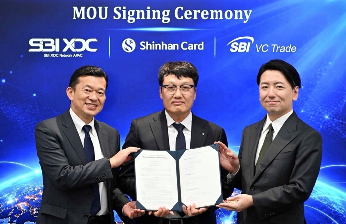 신한카드는 20일 일본 도쿄 SBI 그룹 본사에서 'SBI VC Trade', 'SBI XDC Network APAC'와 글로벌 결제 생태계 확장을 위한 업무 협약식을 진행했다고 21일 밝혔다. 협약식에 참석한 (사진 왼쪽부터) 요시다 타다시 SBI XDC Network APAC 최고운영책임자(COO), 박창훈 신한카드 사장, 콘도 토모히코 SBI VC Trade 대표가 업무협약을 체결하고 기념사진을 촬영하고 있다. 사진=신한카드