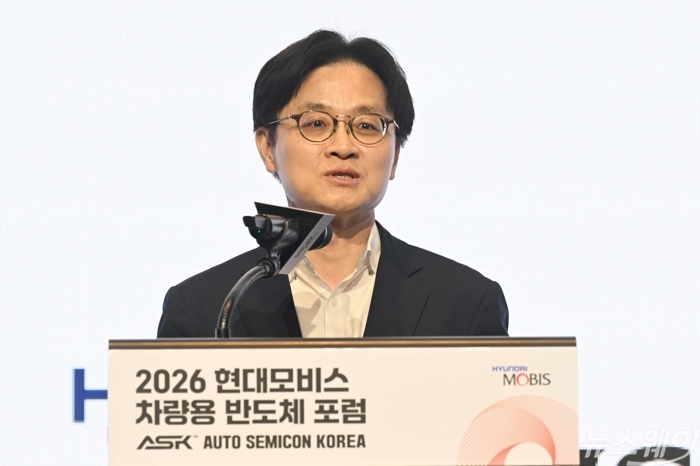 김정관 산업통상부 장관이 21일 오후 경기 성남시 더블트리 바이 힐튼 서울 판교에서 열린 2026 현대모비스 차량용 반도체 포럼에서 축사를 하고 있다. 사진=강민석 기자