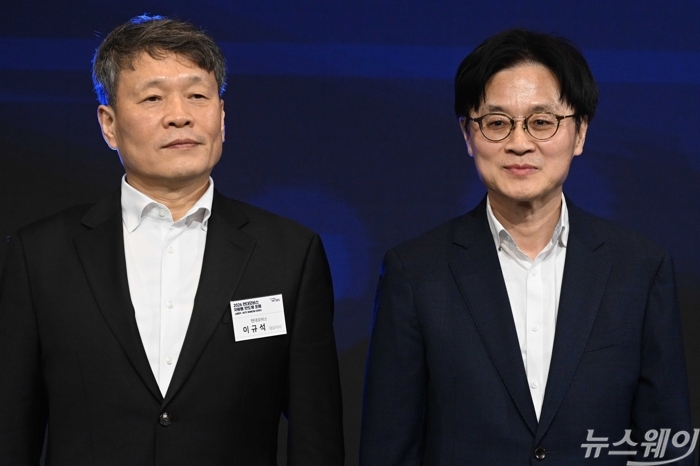 (오른쪽)김정관 산업통상부 장관과 이규석 현대모비스 대표이사가 21일 오후 경기 성남시 더블트리 바이 힐튼 서울 판교에서 열린 2026 현대모비스 차량용 반도체 포럼에서 발족식을 마친 뒤 기념촬영을 하고 있다. 사진=강민석 기자
