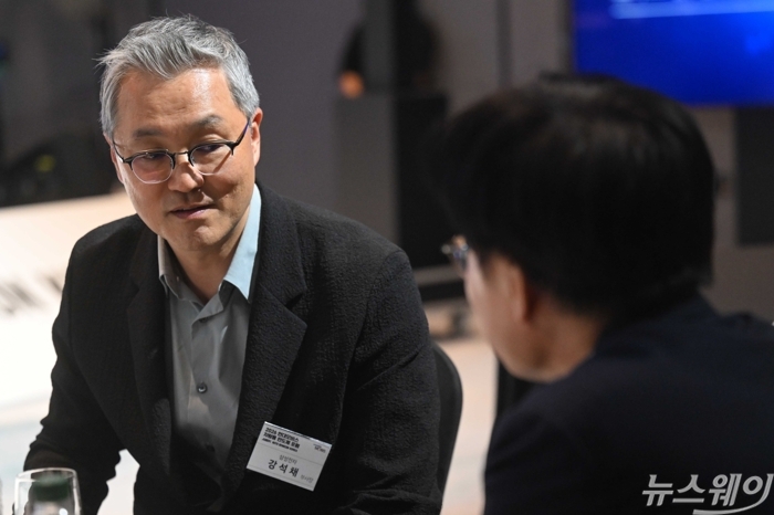 (왼쪽)강석채 삼성전자 파운드리 전략마케팅실장 부사장이 21일 오후 경기 성남시 더블트리 바이 힐튼 서울 판교에서 열린 2026 현대모비스 차량용 반도체 포럼에 참석해 김정관 산업통상부 장관과 대화하고 있다. 사진=강민석 기자