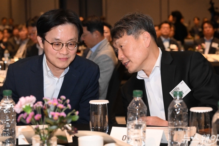 (왼쪽)김정관 산업통상부 장관과 이규석 현대모비스 대표이사가 21일 오후 경기 성남시 더블트리 바이 힐튼 서울 판교에서 열린 2026 현대모비스 차량용 반도체 포럼에서 대화하고 있다. 사진=강민석 기자