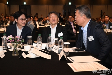 차량용 반도체 대화 나누는 김정관·이규석·이동재