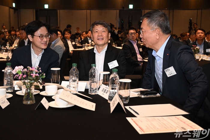 (왼쪽부터)김정관 산업통상부 장관과 이규석 현대모비스 대표이사, 이동재 SK키파운드리 대표이사가 21일 오후 경기 성남시 더블트리 바이 힐튼 서울 판교에서 열린 2026 현대모비스 차량용 반도체 포럼에서 대화하고 있다. 사진=강민석 기자
