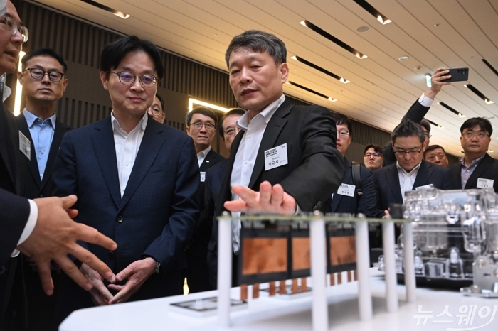 이규석 현대모비스 대표이사가 21일 오후 경기 성남시 더블트리 바이 힐튼 서울 판교에서 열린 2026 현대모비스 차량용 반도체 포럼에 마련된 현대모비스 부스에서 김정관 산업통상부 장관에게 '인버터 게이트 드라이버 반도체'와 'HEV 인버터 실리콘 전력반도체'를 설명하고 있다. 사진=강민석 기자