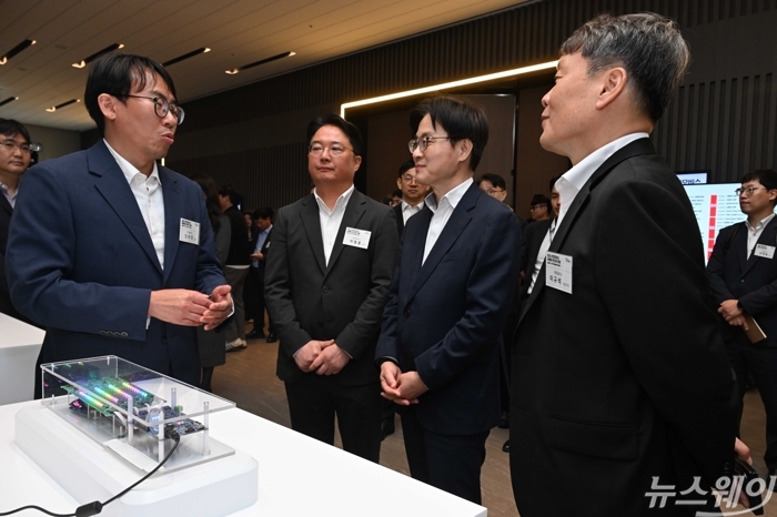 (왼쪽 세 번째)김정관 산업통상부 장관과 (오른쪽 첫 번째)이규석 현대모비스 대표이사가 21일 오후 경기 성남시 더블트리 바이 힐튼 서울 판교에서 열린 2026 현대모비스 차량용 반도체 포럼에 마련된 현대모비스 부스에서 직원으로부터 'SAL용 LED 구동 통합 SIP (ID804)' 대해서 설명을 듣고 있다. 사진=강민석 기자