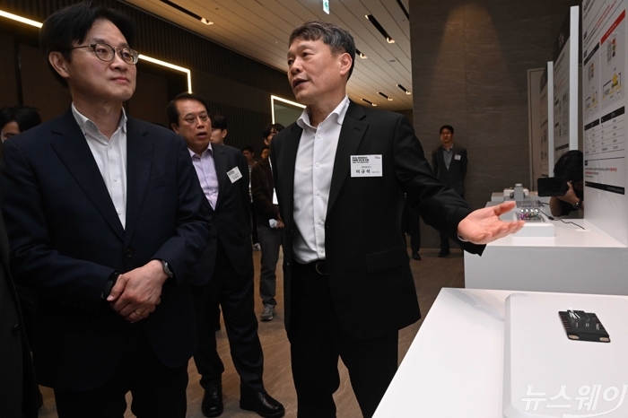 (중앙)이규석 현대모비스 대표이사가 21일 오후 경기 성남시 더블트리 바이 힐튼 서울 판교에서 열린 2026 현대모비스 차량용 반도체 포럼에 마련된 현대모비스 부스에서 김정관 산업통상부 장관에게 'SSC* 6In1 SIC 파워모듈' 대해 설명을 하고 있다. 사진=강민석 기자