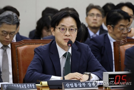 김정관 산업통상부 장관이 22일 국회 산업통상자원중소벤처기업위원회에서 열린 2026년도 종합 국정감사에 출석해 질의에 답하고 있다. 사진=연합뉴스