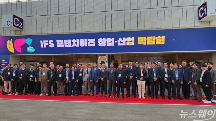 나명석 한국프랜차이즈산업협회장과 주요 내빈들이 22일 서울 코엑스에서 열린 IFS 프랜차이즈 박람회 개막식 후 기념촬영을 하고 있다. 사진=권한일 기자