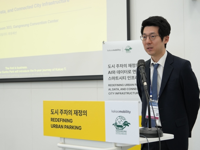 지난 22일 강릉 올림픽파크에서 열린 '2026 강릉 지능형교통체계(ITS) 세계총회'의 단독 주차 후원 세션에서 황윤영 카카오모빌리티 준법경영부문장이 인사말을 전하고 있다. 사진=카카오모빌리티 제공