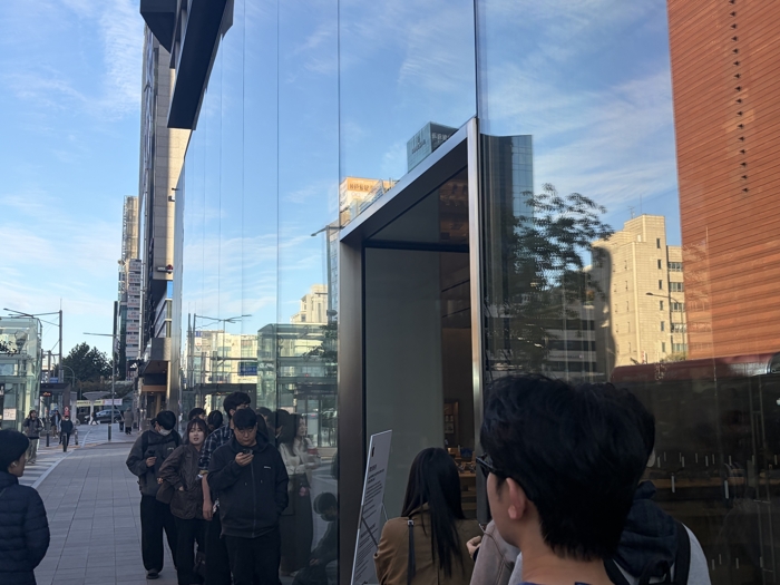 애플의 첫 폴더블 스마트폰 '아이폰 듀오' 출시 당일 아침 강남구 오프라인 매장에 대기열이 형성됐다. 사진=강준혁 기자