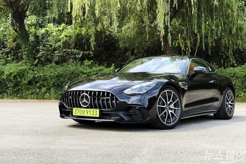 무게는 덜고 경쾌함은 더했다···메르세데스-AMG GT 43