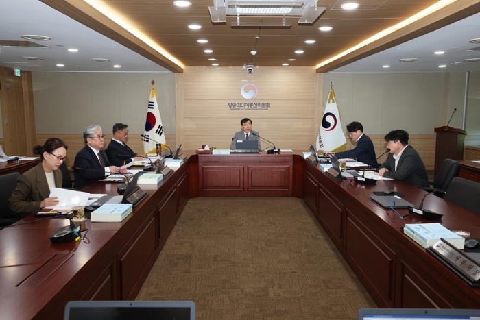 김종철 방송미디어통신위원장(가운데)이 23일 정부과천청사에서 '2026년 제44차 전체회의'를 진행하고 있다. 사진=방송미디어통신위원회