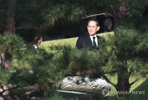 이건희 회장 6주기 추도식···UAE서 귀국 직후 선영 찾은 이재용