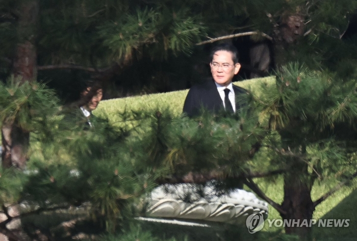 이건희 회장 6주기 추도식···UAE서 귀국 직후 선영 찾은 이재용