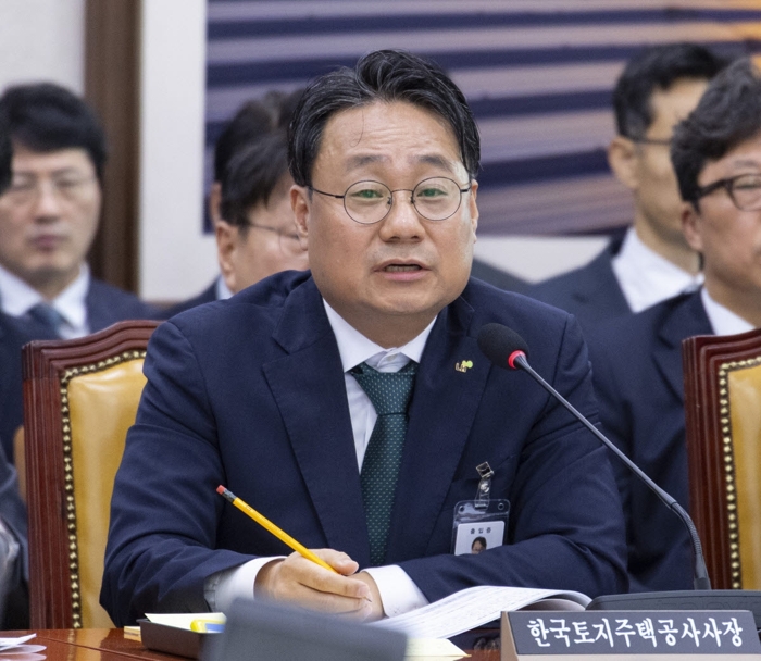 이성훈 한국토지주택공사(LH) 사장이 지난 12일 국회에서 열린 국토교통위원회 국정감사에 출석한 모습. 사진=연합뉴스