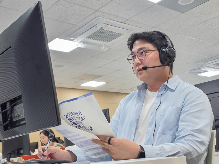 삼성전자 감독관이 17일 삼성전자 인재개발원(경기도 수원)에서 삼성직무적성검사(GSAT) 응시자를 대상으로 예비 소집을 진행하고 있다. 사진=삼성 제공