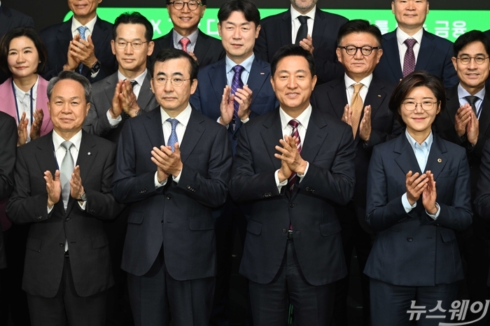 (앞 줄 오른쪽 두 번째)오세훈 서울시장과 (앞 줄 왼쪽 첫 번째와 두 번째)진옥동 신한금융그룹 회장, 이세훈 금융감독원 수석부원장 등이 26일 오전 서울 여의도 콘래드호텔에서 열린 '서울 핀테크 위크 2026 컨퍼런스'에서 기념촬영을 하고 있다. 사진=강민석 기자