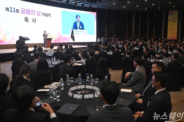 이억원 금융위원장이 27일 오전 서울 중구 웨스틴조선호텔에서 열린 제11회 금융의 날 기념식에서 축사를 하고 있다. 사진=강민석 기자