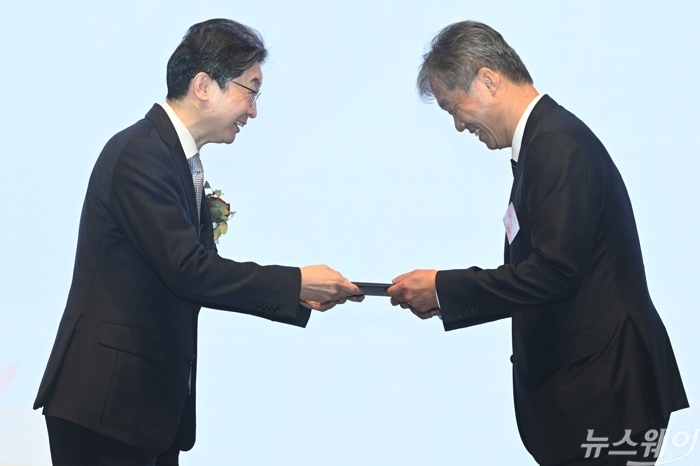 이억원 금융위원장이 27일 오전 서울 중구 웨스틴조선호텔에서 열린 제11회 금융의 날 기념식에서 최우형 케이뱅크 은행장에게 표창장을 수여하고 있다. 사진=강민석 기자