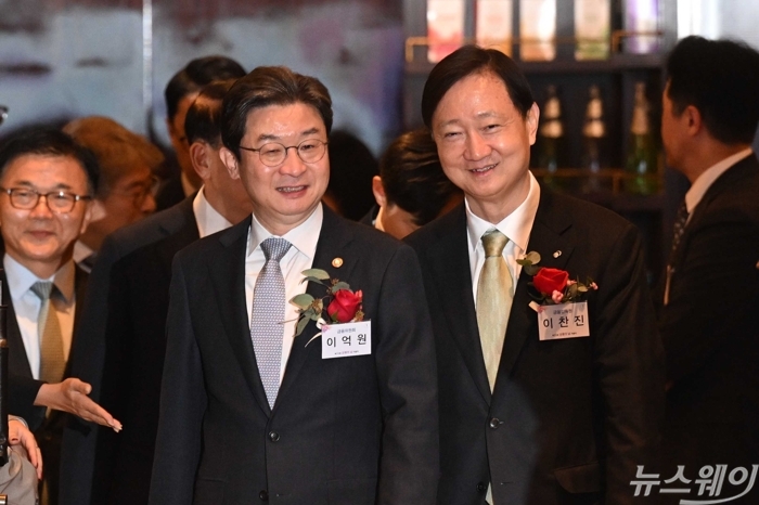 (왼쪽)이억원 금융위원장과 이찬진 금융감독원장을 비롯한 내빈들이 27일 오전 서울 중구 웨스틴조선호텔에서 열린 제11회 금융의 날 기념식에 참석하기 위해 자리로 이동하고 있다. 사진=강민석 기자