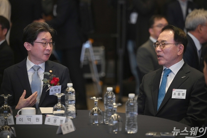 (왼쪽)이억원 금융위원장과 조용병 전국은행연합회장이 27일 오전 서울 중구 웨스틴조선호텔에서 열린 제11회 금융의 날 기념식에서 대화하고 있다. 사진=강민석 기자