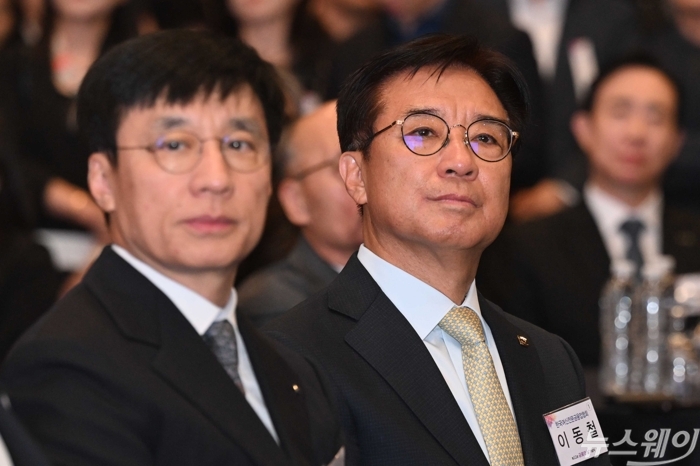 (오른쪽)이동철 여신금융협회장이 27일 오전 서울 중구 웨스틴조선호텔에서 열린 제11회 금융의 날 기념식에 참석해 자리하고 있다. 사진=강민석 기자