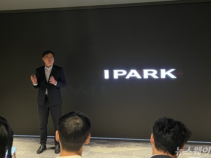 27일 오전 IPARK현대산업개발 목동 라운지에서 윤우진 IPARK현대산업개발 도시정비사업본부장이 발언하고 있다. 사진=서현진 기자