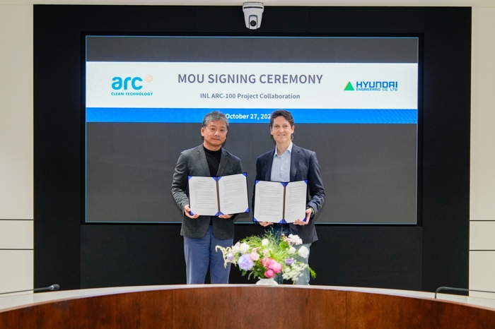 서울 종로구 현대엔지니어링 본사에서 진행된 '현대엔지니어링-ARC 협력 MOU 체결식'에 참석한 현대엔지니어링 주우정 대표이사(좌측)와 ARC 제임스 울프(James Wolf) CEO(우측)가 기념 촬영을 하고 있다. 사진=현대엔지니어링