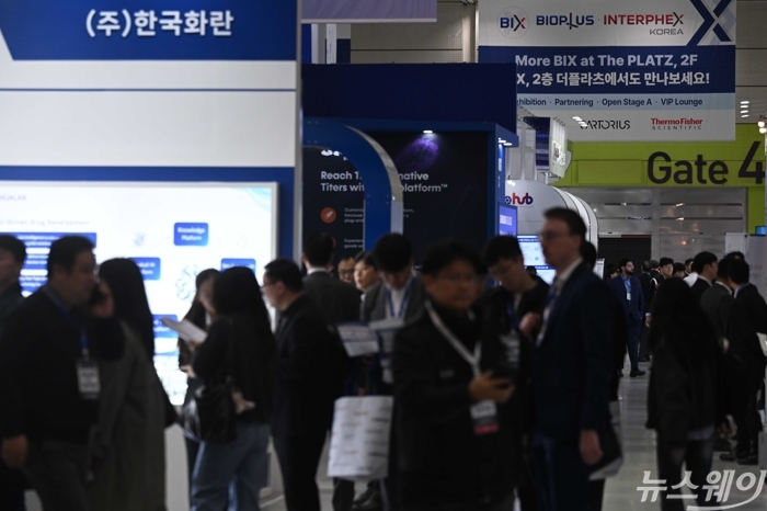 바이오플러스-인터펙스 코리아 2026이 개막한 28일 오전 서울 강남구 코엑스에서 관람객로 붐비고 있다. 사진=강민석 기자