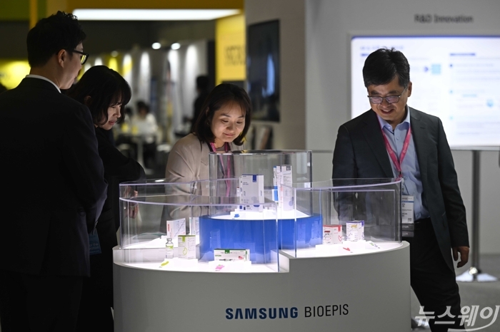 바이오플러스-인터펙스 코리아 2026이 개막한 28일 오전 서울 강남구 코엑스에 마련된 삼성바이오에피스 부스에서 관람객이 바이오전문의약품을 보고 있다. 사진=강민석 기자