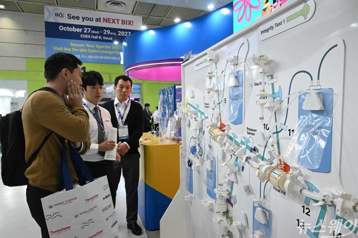 바이오플러스-인터펙스 코리아 2026이 개막한 28일 오전 서울 강남구 코엑스에서 관람객이 바이오 장비를 살펴보고 있다. 사진=강민석 기자