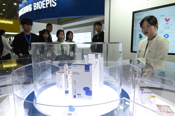 바이오플러스-인터펙스 코리아 2026이 개막한 28일 오전 서울 강남구 코엑스에 마련된 삼성바이오에피스 부스에서 관람객이 바이오전문의약품을 보고 있다. 사진=강민석 기자