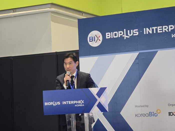 최민구 디아이바이오 대표가 28일 서울 코엑스에서 열린 BIX 코리아 오픈 세션에서 연사 소개를 하고 있다. 사진=이병현 기자