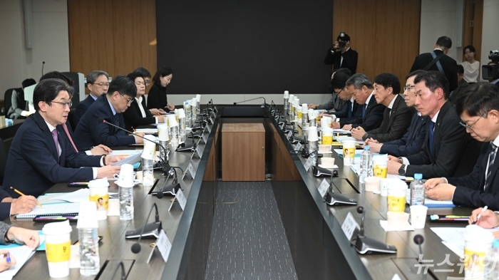 (왼쪽)이억원 금융위원장이 28일 오후 서울 강남구 캠코양재타워에서 열린 제7차 포용적 금융 대전환 회의에서 모두발언을 하고 있다. 사진=강민석 기자