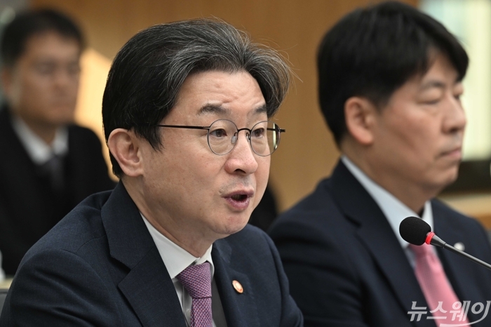 이억원 금융위원장이 28일 오후 서울 강남구 캠코양재타워에서 열린 제7차 포용적 금융 대전환 회의에서 모두발언을 하고 있다. 사진=강민석 기자