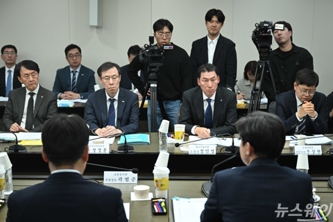 이억원 금융위원장 모두발언 경청하는 우상현·장민영·정정훈·김경환