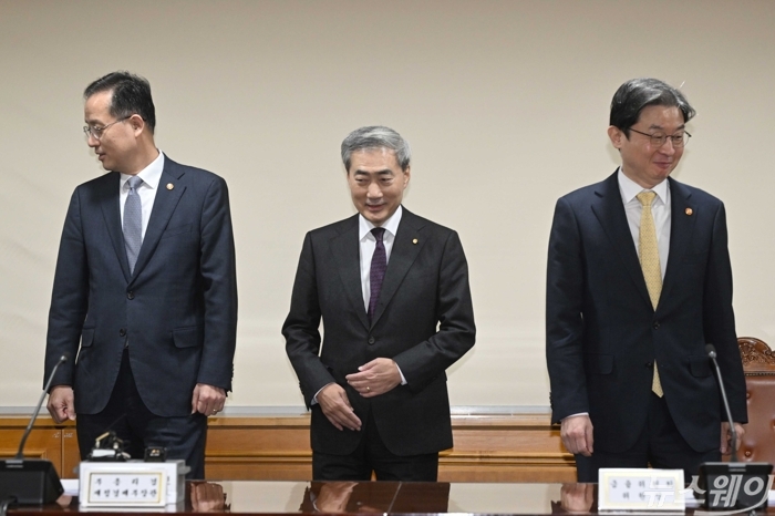 (왼쪽부터)이형일 부총리 겸 재정경제부 장관과 신현송 한국은행 총재, 이억원 금융위원장이 29일 오전 서울 중구 은행회관에서 열린 확대거시경제금융회의에서 기념촬영을 마친 뒤 각자 자리로 향하고 있다. 사진=강민석 기자