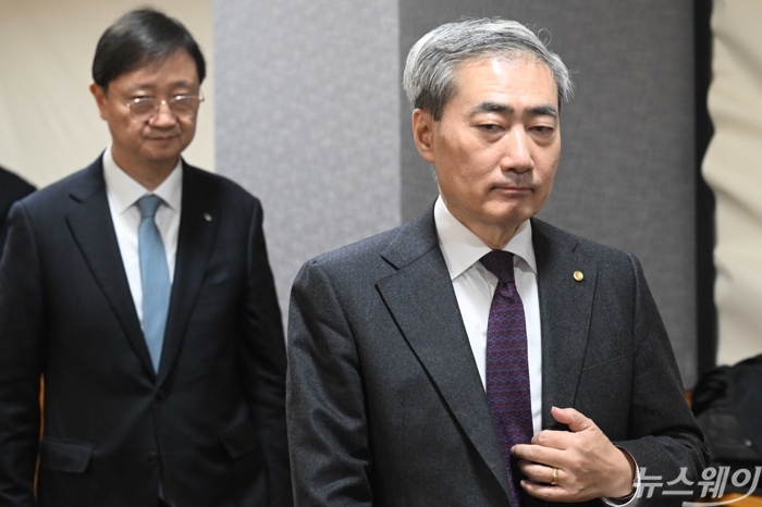 (오른쪽)신현송 한국은행 총재와 이찬진 금융감독원장이 29일 오전 서울 중구 은행회관에서 열린 확대거시경제금융회의에 참석하기 위해 회의장으로 들어서고 있다. 사진=강민석 기자