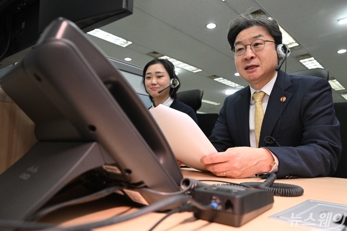 이억원 금융위원장이 29일 오전 서울 영등포구 신용회복위원회에서 열린 채무상담번호 1375 개통식에서 일일 상담사를 맡아 채무자와 통화를 하고 있다. 사진=강민석 기자